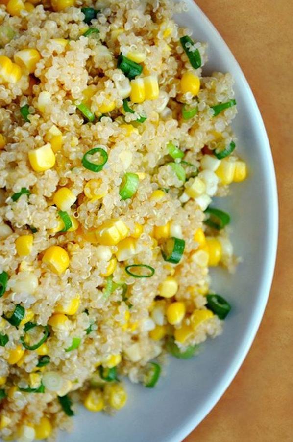 La quinoa contiene características únicas al poder consumirse como un cereal, por ello se le denomina 'pseudocereal'. Contiene  ácidos omega 6 y omega 3 y un alto aporte de fibra . Además, entre los minerales destaca el contenido de potasio, magnesio, calcio, fósforo, hierro y Zinc, mientras que también ofrece  vitaminas B y E con función antioxidante.