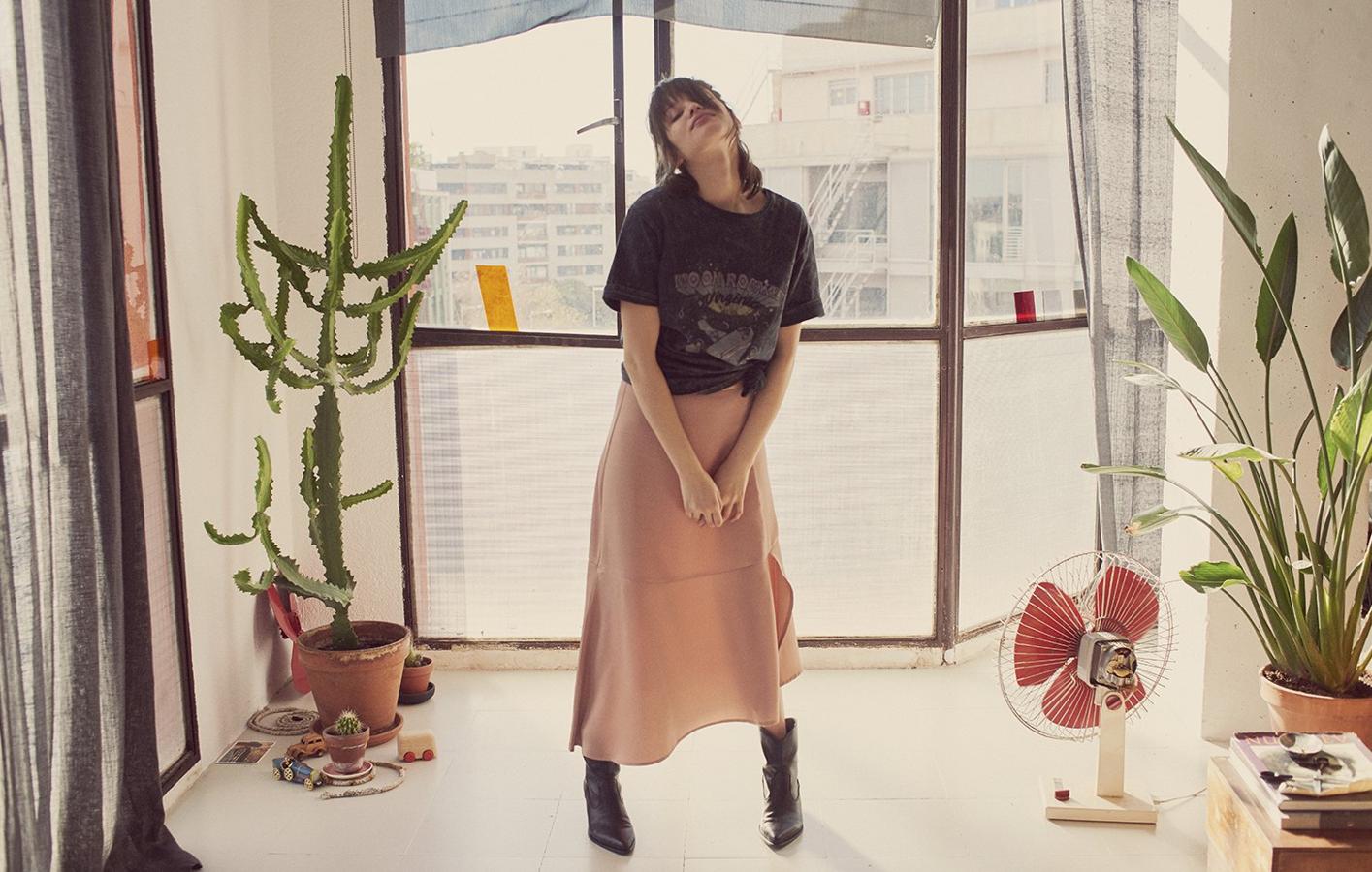 Nos encanta cómo se reiventan las prendas, y faldas tan delicadas como esta rosa empolvado de Stradivarius (19.99 euros) forma un tándem perfecto con camisetas de estética rockera (12.99 euros).