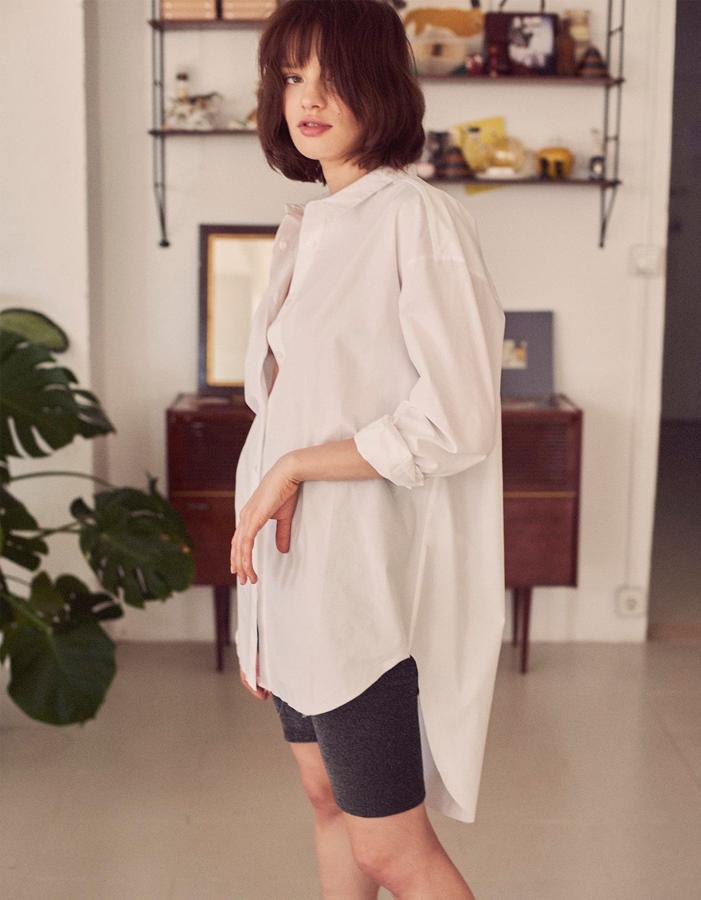 Seguimos sin saber si nos vamos a atrever con las mallas ciclistas (estas brilli brili cuestan 10 euros). Desde luego, si nos las ponemos, será con una camisa 'oversize' (17.99 euros), como propone Stradivarius.