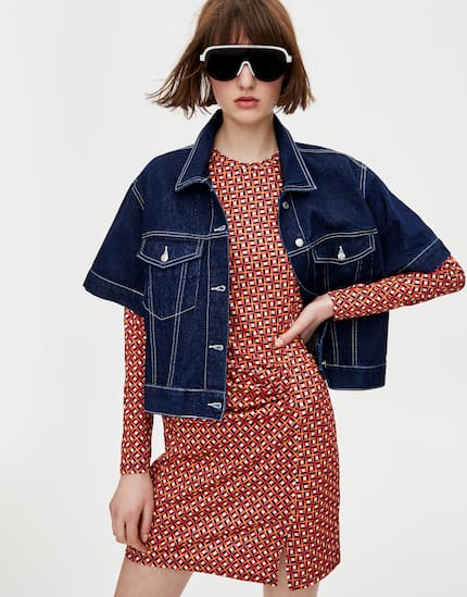 El estampado retro/vintage de este vestido mini de Pull&Bear nos ha trasladado a los años 60, y sí, hace tipazo. (17,99 euros).