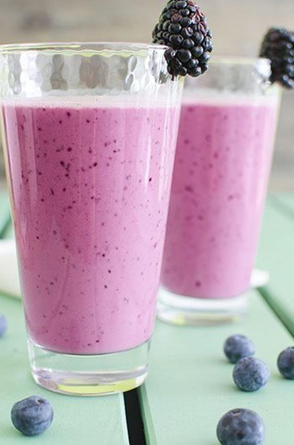 Las frutas del bosque o frutos rojos, además de poder adquirirse fácilmente en tiendas y supermercados, dan mucha diversidad a la hora de cocinar. Entre sus variedades, los arándanos son los que más polifenoles aportan a nuestro cuerpo ( 560 mg por cada 100 g ). Añádelas a un tazón de cereales, haz batidos con ellas o cómelas solas como parte de un postre saludable.