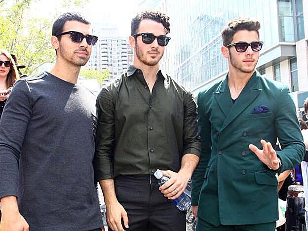Los Jonas Brothers vuelven a los escenarios. Así suena su nueva canción.