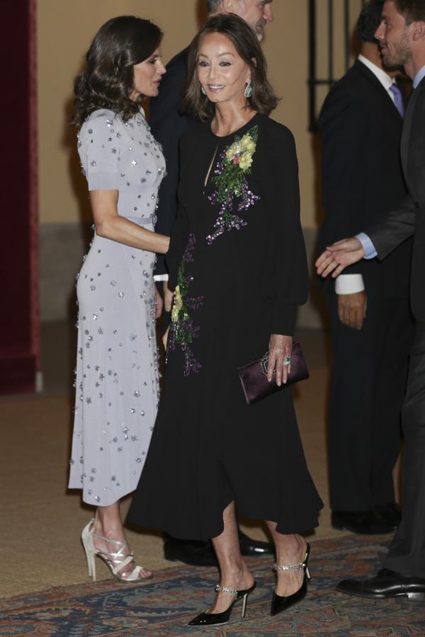 Isabel Preysler estaba elegantísima con un vestido de cóctel negro bordado.