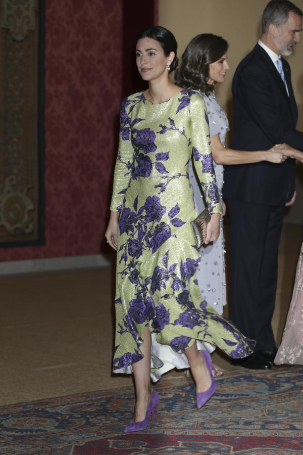 Sassa de Osma estaba espectacular con este vestido de lentejuelas verde lima con estampado floral en morado de Jorge Vázquez, que ha combinado con salones púrpura de Úrsula Mascaró.