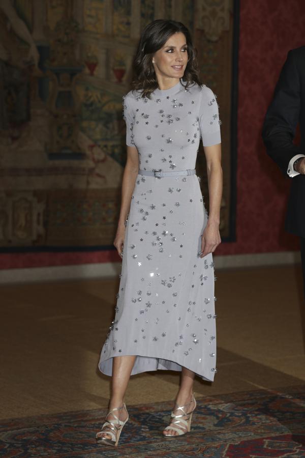 El vestido de Nina Ricci de la Reina, que estrenó a finales de mayo de 2017  en el 60º Aniversario de Europa Press , pertenece a la colección otoño-invierno 2018 de la firma francesa y, como entonces, a doña Letizia le sienta como un guante. Lo ha combinado con sandalias metalizadas de Magrit.