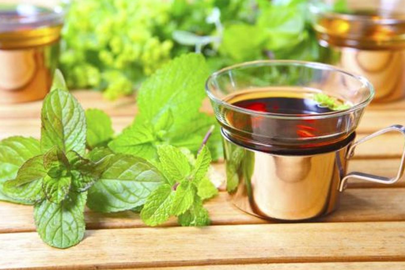 Los polifenoles se encuentran, en su mayoría, entre las plantas y de ellas proceden algunas de las especias más empleadas para aderezar nuestro platos culinarios. Y entre estos, destaca la menta seca  (11,960 mg por cada 100 g) . Este ingrediente, además de darle sabor a nuestros platos, se puede añadir en las  elaboraciones de tés , por ejemplo.