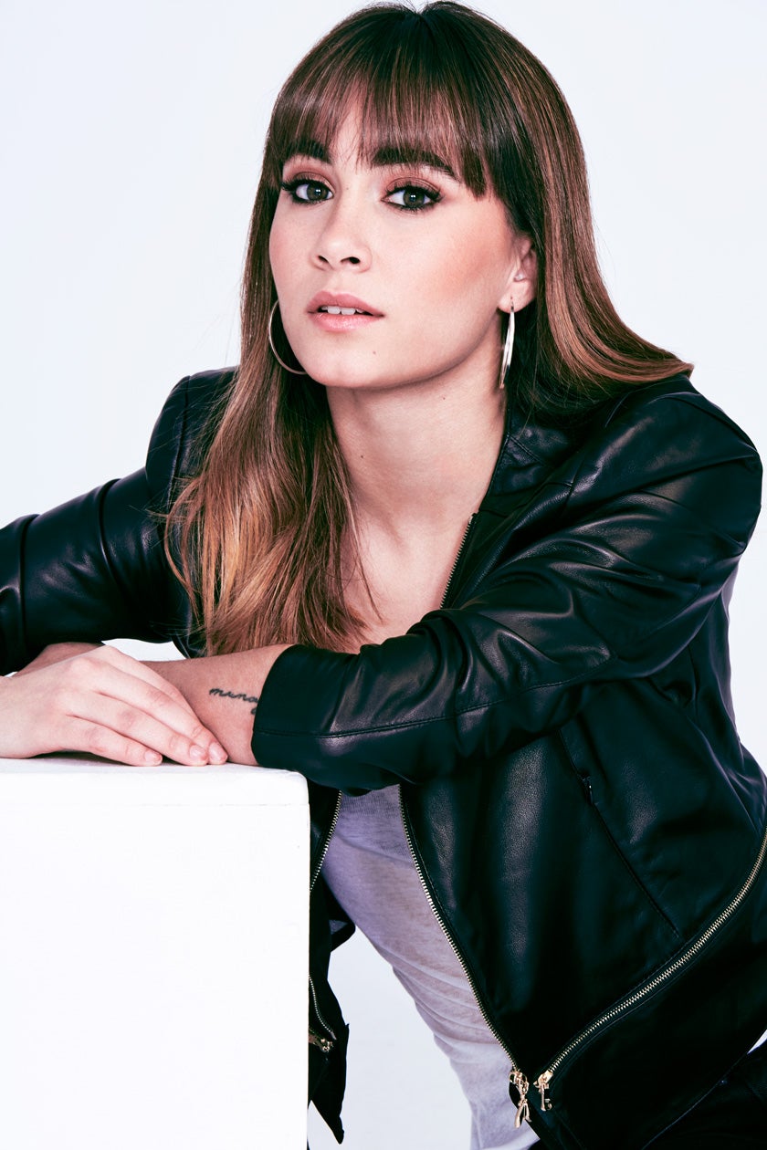 “Me enorgullece que a mi generación no nos dé miedo decir que somos feministas. Pero me preocupa que quienes no lo son, sean machistas extremos, con ideas que escandalizan incluso a mis padres. También me preocupa que se inculque a los jóvenes que la mejor sociedad es la conservadora, que impedía a las mujeres viajar solas o sacarse el permiso de conducir sin permiso del marido o el padre… ¿Es eso lo que queremos? Yo no, por eso el 8M iré con mis amigas a la calle. La sororidad me hace sentirme parte de algo que nos hace más grandes. Hay que seguir evolucionando y mejorando”