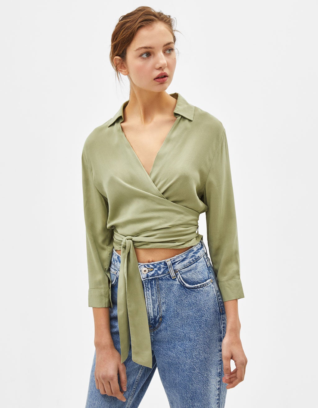 La blusa más sexy con la que presumirás de cintura. Hace un efecto faja, por lo que adelgaza la tripa. De Bershka. (17,99 euros).