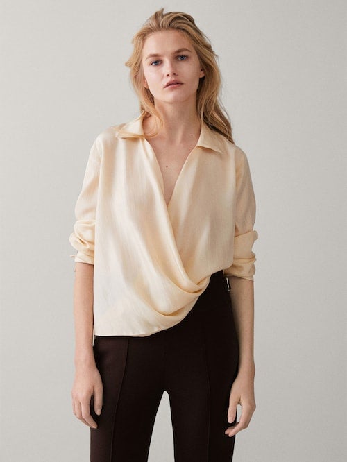 Somos muy fan de los escotes cruzados como el de esta blusa en tono amarillo pastel de Massimo Dutti. (39,95 euros).
