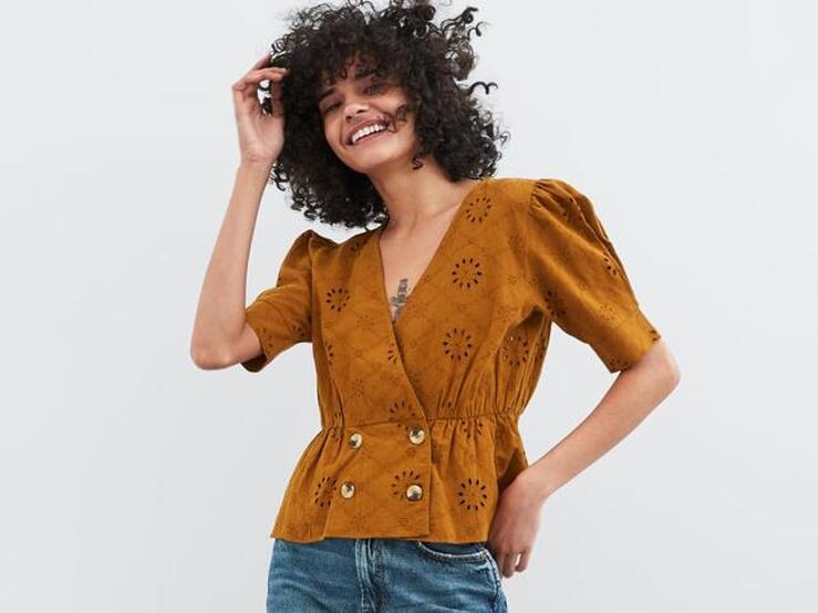 Fotos: Estas blusas favorecen a cualquier edad y te harán el escote más sexy