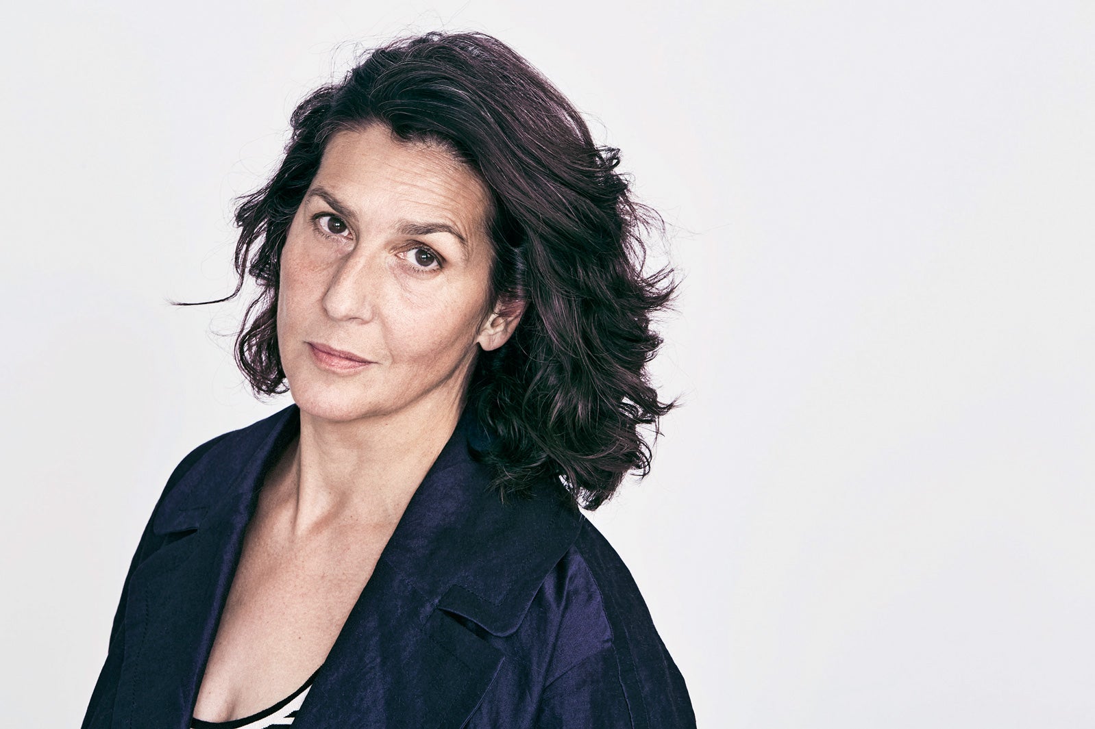 "No soy amiga de aglomeraciones, pero me gustó participar en el 8M. Fui con amigas y dejamos a los niños con sus padres. La energía fue extraordinaria, aunque creo que nada ha cambiado tanto: estamos dando pasos atrás y el futuro no es halagüeño. Es necesario interiorizar que todos, mujeres y hombres, somos machistas y eso no cambia en una generación. El machismo interesa, tiene réditos políticos y económicos. Deberíamos cambiar de estrategia y hablar de equidad y derechos humanos. Los de todos y todas”.