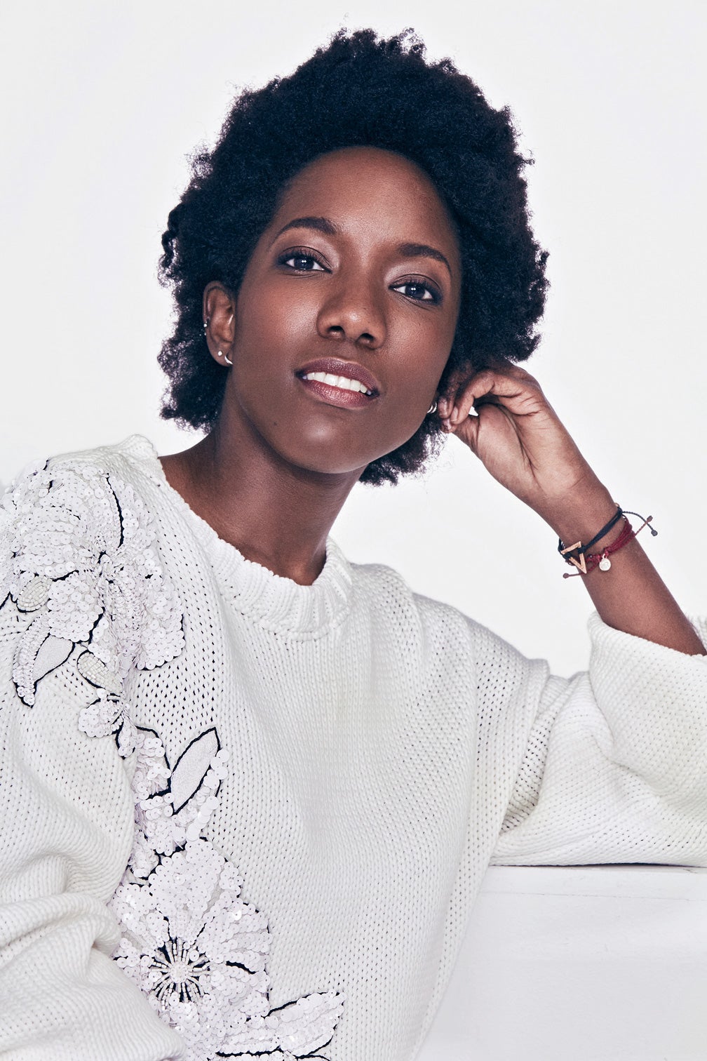 “Ser interseccional es la asignatura pendiente del feminismo. Eso implica abrirse a que no siempre somos las oprimidas y, en ciertas situaciones, podemos ser opresoras. A las mujeres racializadas todavía nos cuestionan nuestras experiencias; otras mujeres intentan explicarnos nuestros problemas, recreando la actitud que tanto se critica a los hombres. No fui el año pasado ni iré este. Haría falta ver que las acciones van también por nosotras. Aun así, cada vez hay mas aliadas que empiezan a entender su posición e intentan escuchar más y mejor”.