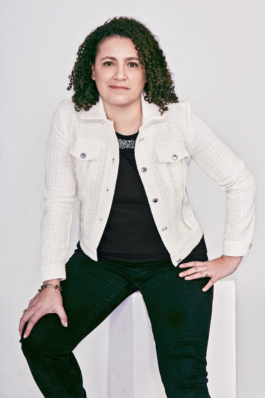 “En comunicación, hay una desigualdad evidente, no se cumple la ley. Hemos logrado visibilizar el feminismo como lucha global, identificando un objetivo: una sociedad igual para todas y todos. Pero es necesario llamar al voto feminista porque se vaticina un auge de la ultraderecha y eso supondría un retroceso de los derechos de la mujer. El año pasado fue espectacular y este va a ser impresionante. Sabemos lo que nos jugamos. Pagaría por ver a Virginia Wolf, Olympe de Gouges o las sufragistas viendo las movilizaciones. Ni un paso atrás”.