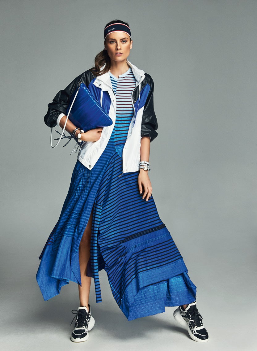 El vestido es de Loewe; la cazadora, de Liu Jo; y el bolso y las pulseras, de Sportmax.El reloj de doble correa lo firma Versace, la cinta deportiva es de Chanel y las sneakers, de Uterqüe.