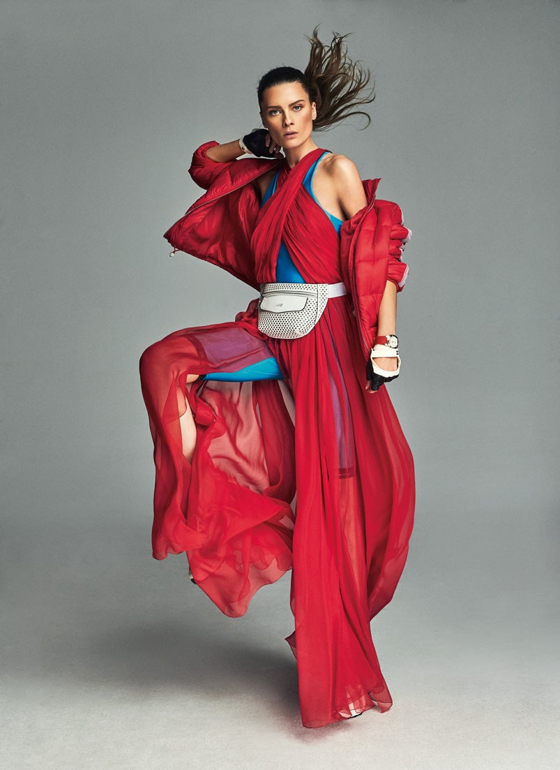 El vestido rojo de gasa y el mono azul son de Blumarine; el plumas, de Green Coast para El Corte Inglés; la riñonera, de Liu Jo, los mitones de Chanel y el reloj, de Elixa.