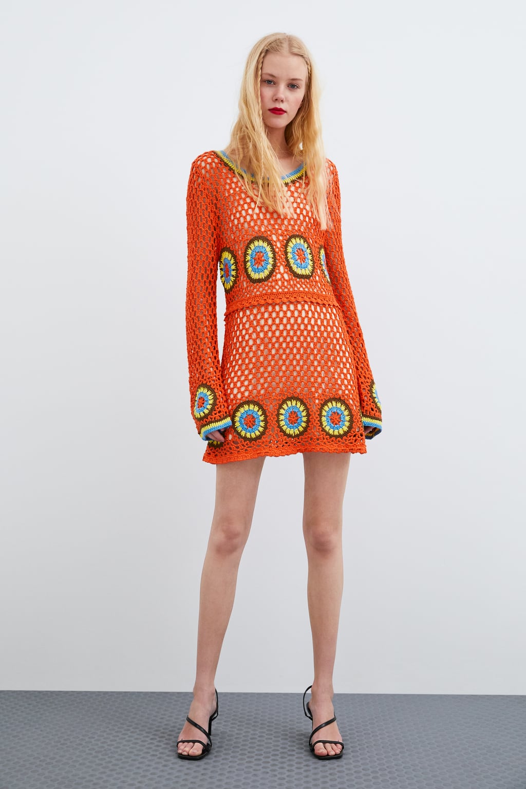 Las prendas crochet amenazan con ser la tendencia estrella del próximo verano. Adelántate a las influencers y triunfa con este vestido de Zara inspirado en la moda hippie de los años 60. (39,95 euros).