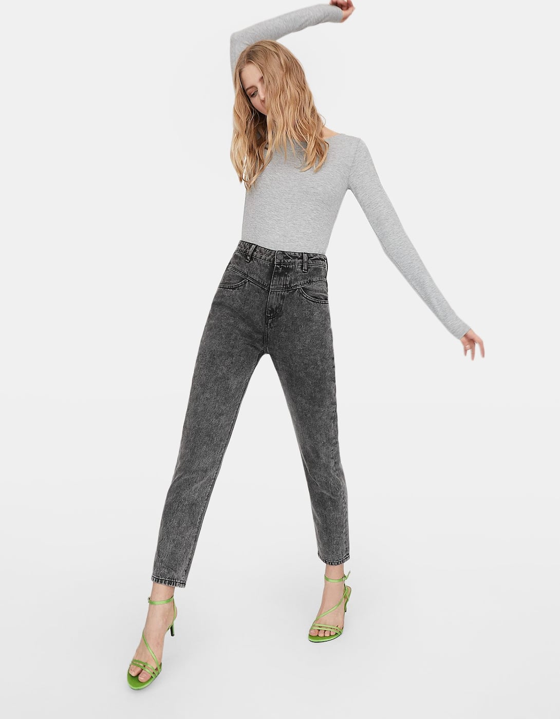 Los vaqueros efecto lavado son uno de los que más triunfan en el street style y si además, hacen tipazo como estos jeans mom fit de Stradivarius, mejor que mejor. (25,99 euros).