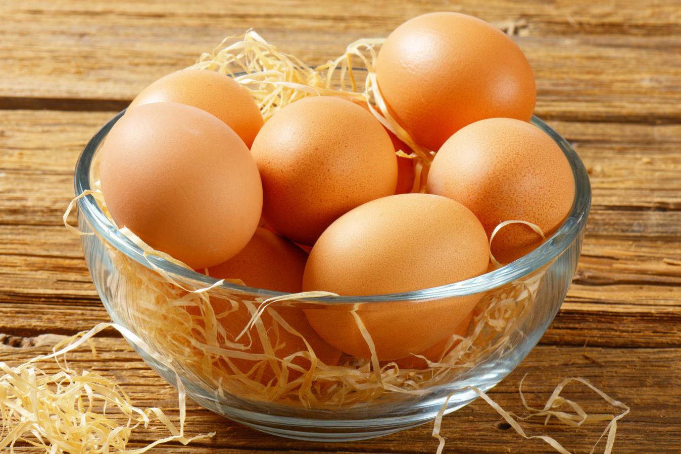 Cuando congelas huevos lo primero que podría pasar es que al aumentar el volumen del interior,  se podría reventar la cáscara . Ganarás una explosión de yema y clara en tu congelador, y un aroma muy desagradable.