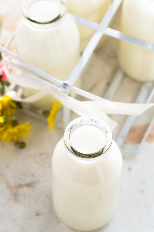 Tanto la leche como el yogur o la nata  podrían cortarse y llenarse de grumos  al pasar por el congelador. Al descongelarlos, no volverá a su estalo líquido normal.