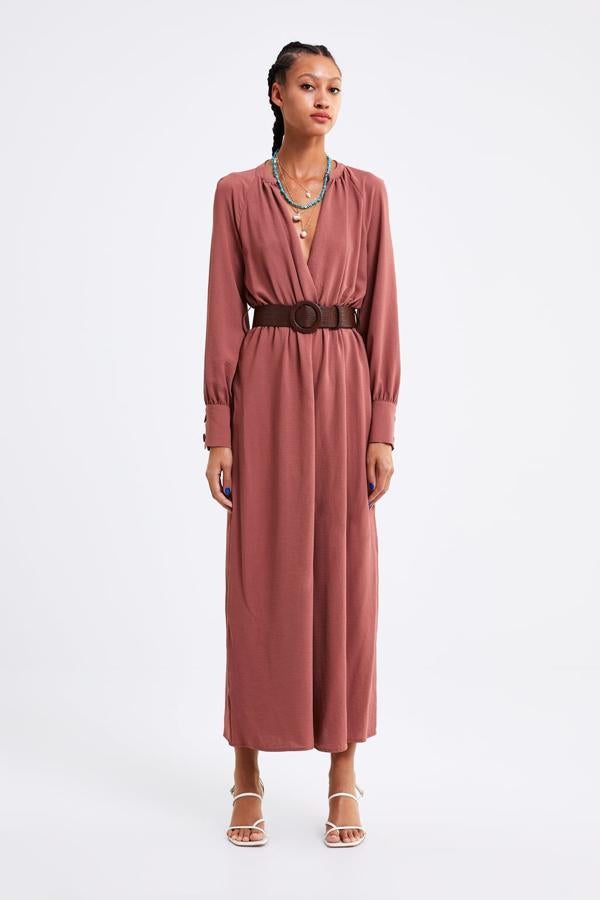 Mono fluido de cuello subido y escote pico con manga larga acabada en puño, 39,95 euros.