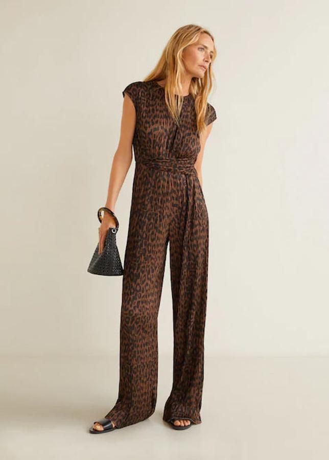 Mono largo con estampado de leopardo, cuello redondo y manga corta, 69,99 euros.