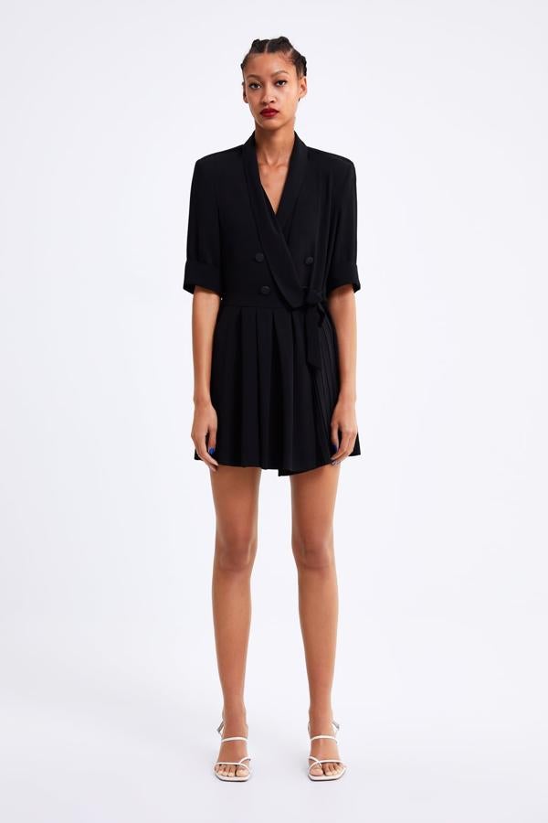 Mono corto con cuello solapa y manga corta acabada en vuelta, 49,95 euros.