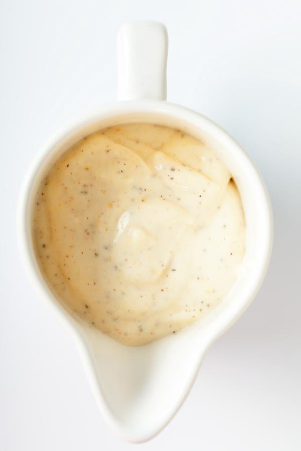 Muchas de las salsas que consumimos, ya sean caseras o de bote, cuentan con ingredientes como harina o almidón de maíz, dos productos que cuando se congelan tienden a  perder su textura y separarse del resto de ingredientes .