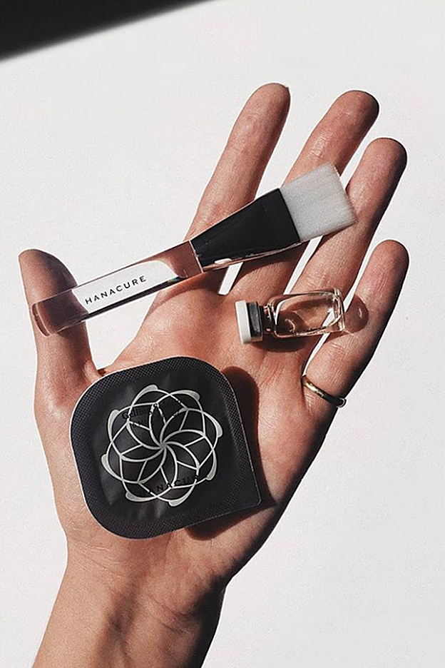 Los dos productos de los que constan la mascarilla y su aplicador.