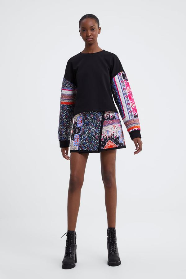 Falda mini estampada acolchada con línea evasé, 19,95 euros.