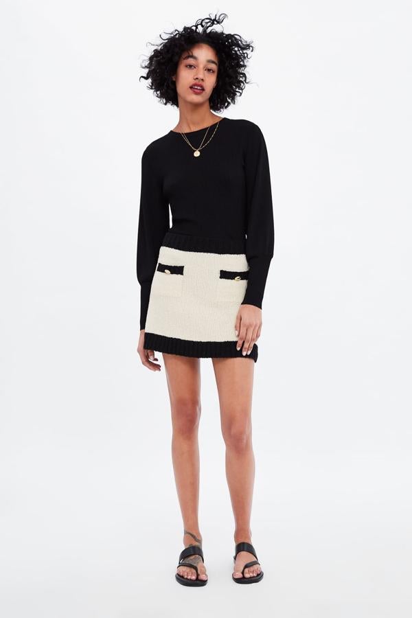 Falda mini de punto con contraste, cintura elástica y acabados en rib, 19,95 euros.