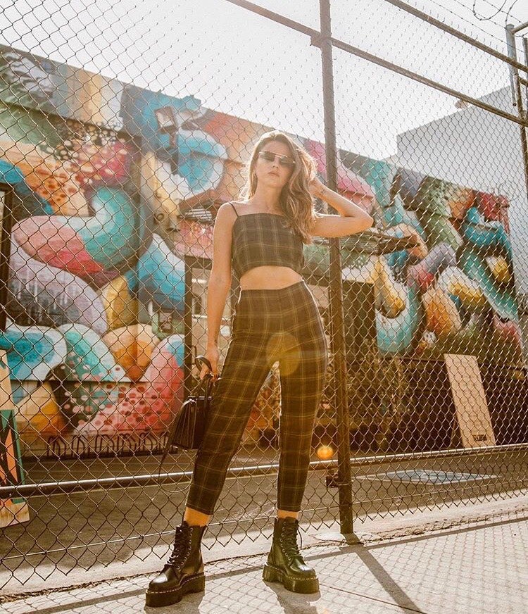 Eleva tus looks de dos piezas, como este de cuadros, con las botas militares de plataforma para verano.