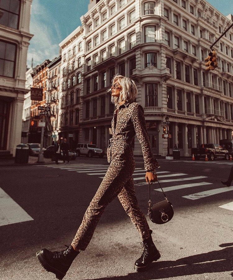 Las botas también encajan a la perfección incluso con los monos más llamativos, como este de leopardo.