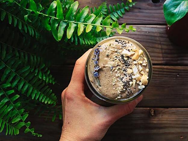 Puedes enriquecer tus yogures y smoothies con sirope de dátil