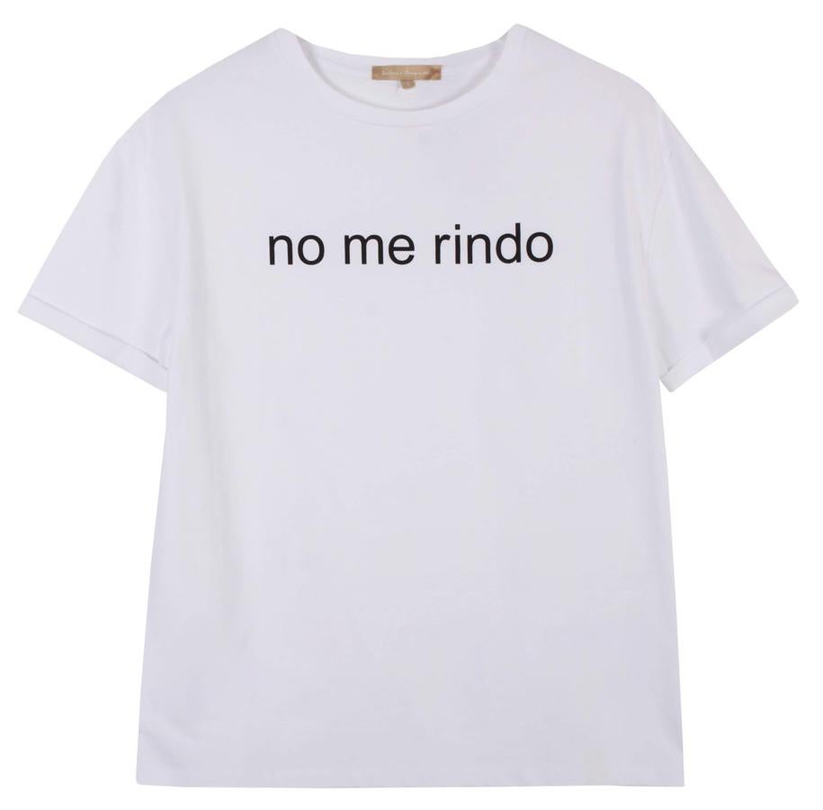 Camiseta feminista con el mensaje 'No me rindo', de Dolores Promesas (29.95 euros).