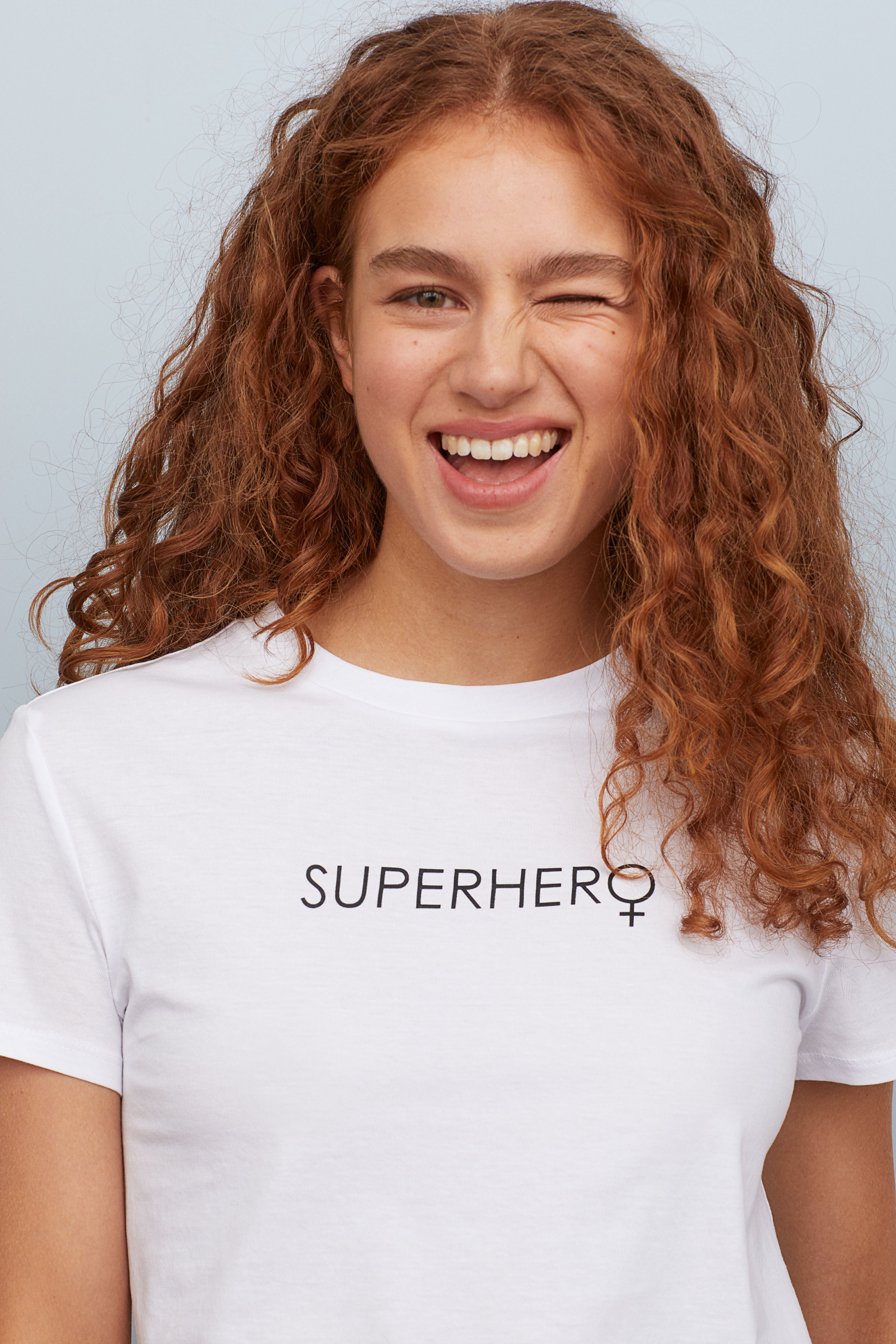 Camiseta feminista con el mensaje 'Superhero', de Pull&Bear (5.99 euros).