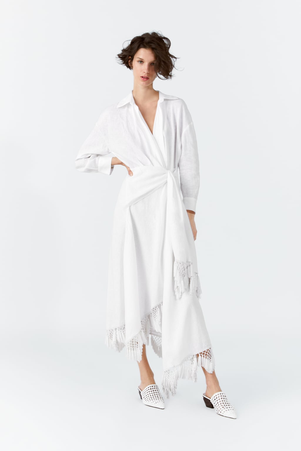 Zara no deja de sorprendernos, y este vestido pareo está a la altura de cualquier diseño de pasarela. Una prenda para presumir de estilazo esta primavera. (69,95 euros).