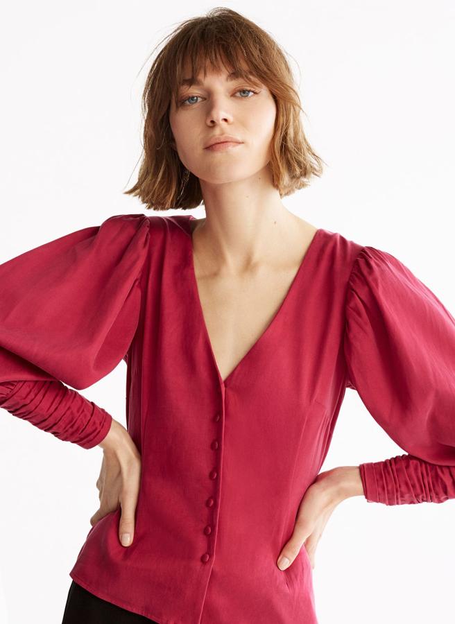 Blusa con manga abullonada en raso aterciopelado color fresa. Costaba 79 euros y ahora está en 55,30.