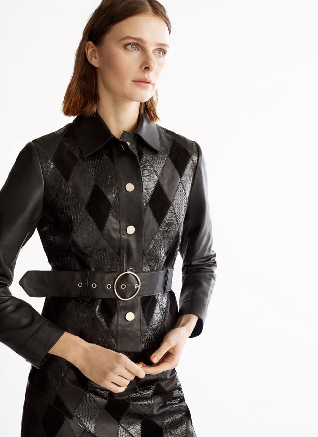 Cazadora de cuero con cinturón, de piel en efecto "patchwork". Costaba 259 euros y se ha quedado en 181,30.