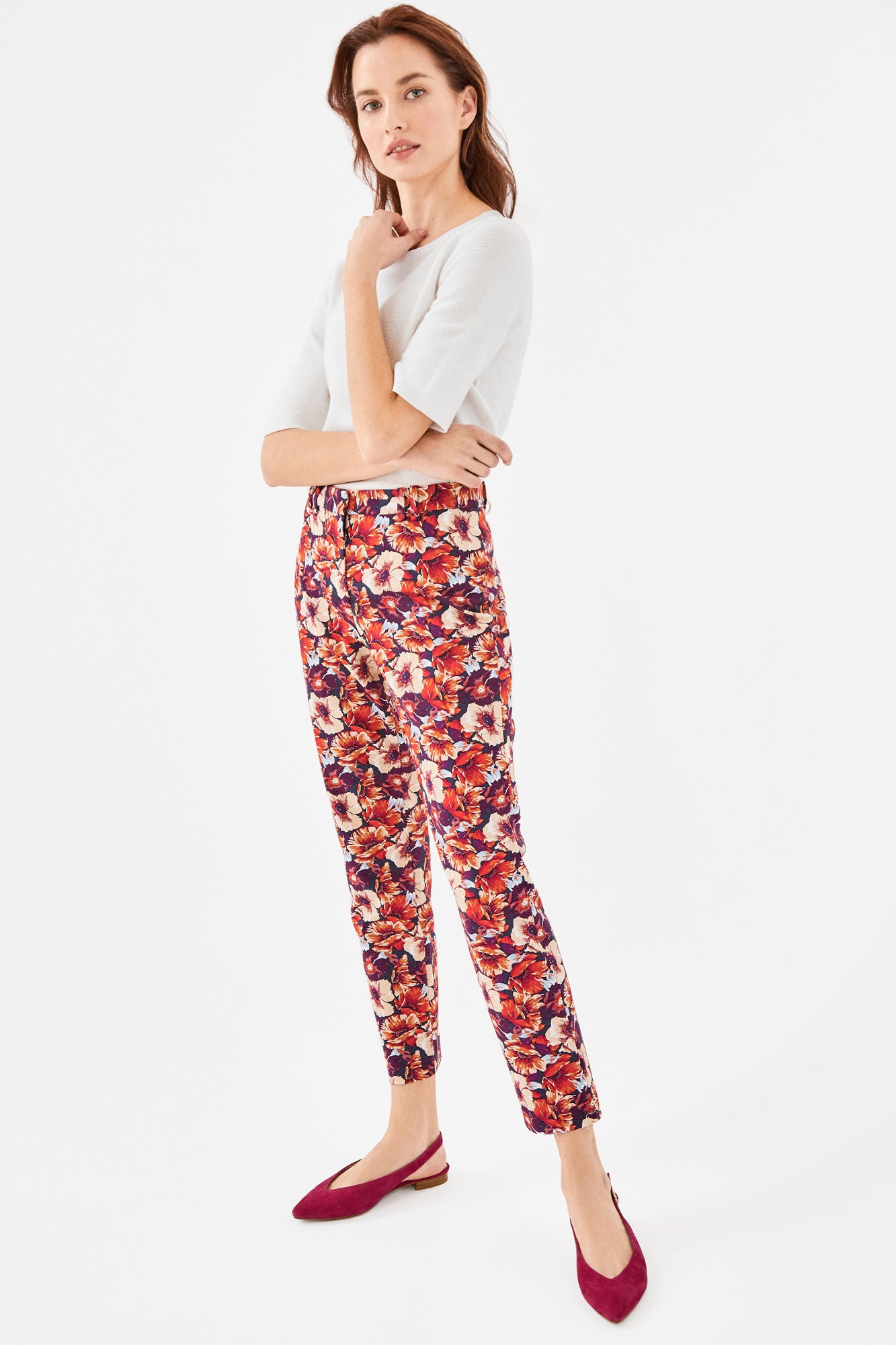 Pantalón fino con estampado floral de Cortefiel: 59,99 euros.