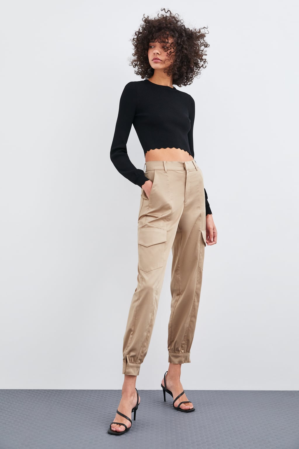 Pantalón cargo satinado en color Champagne: 25,95 euros en Zara.
