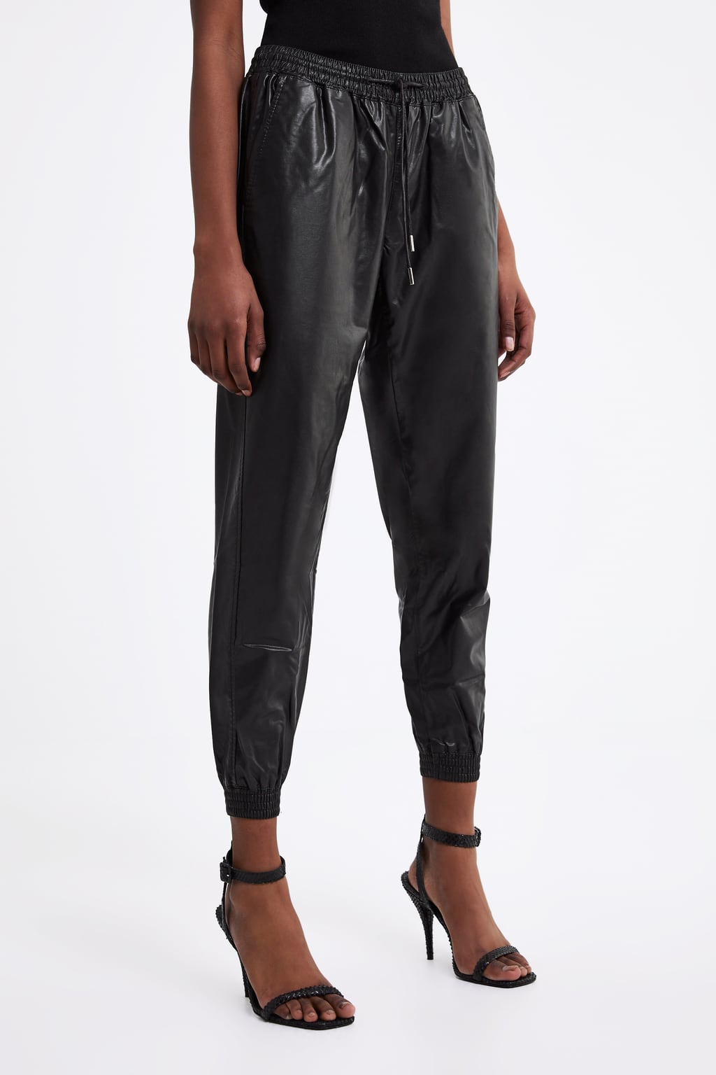 Pantalón jogger en color negro de Zara: 29,95 euros.