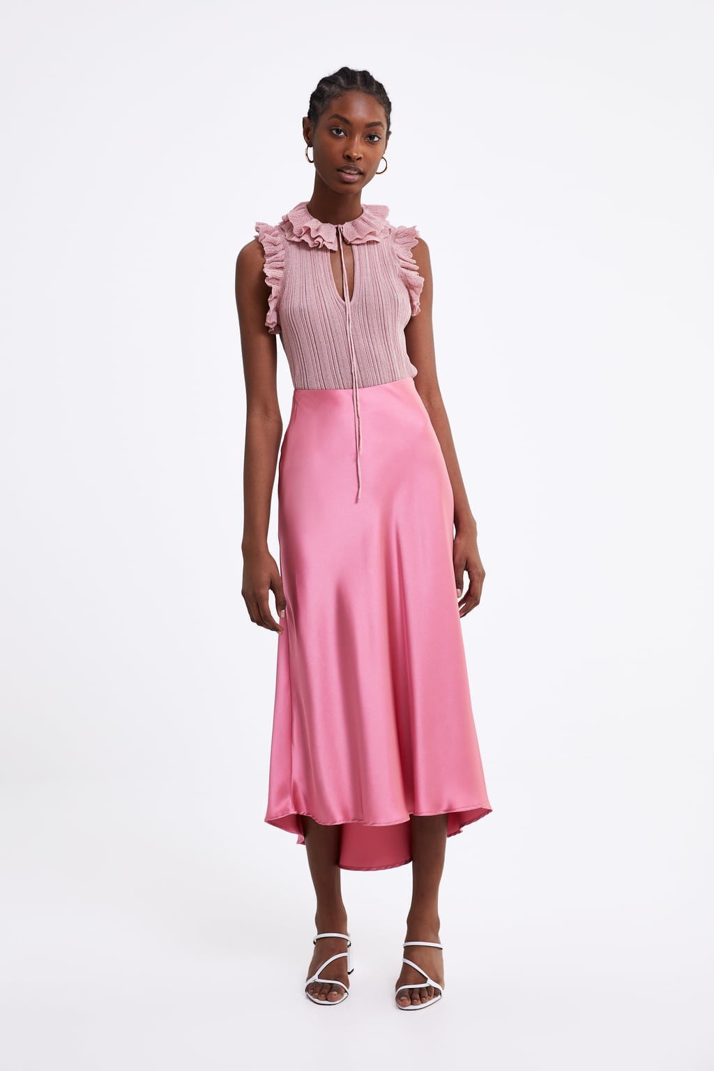 Falda satinada y fluida en color rosa: 25,95 euros en Zara.