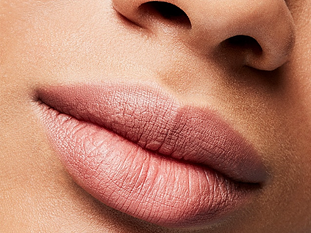 Así queda este labial entre beis y rosado en la piel más oscura.