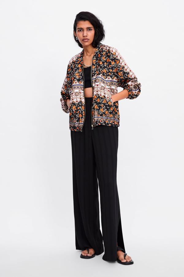 Bomber con estampado floral y cuello redondo, 29,95 euros.