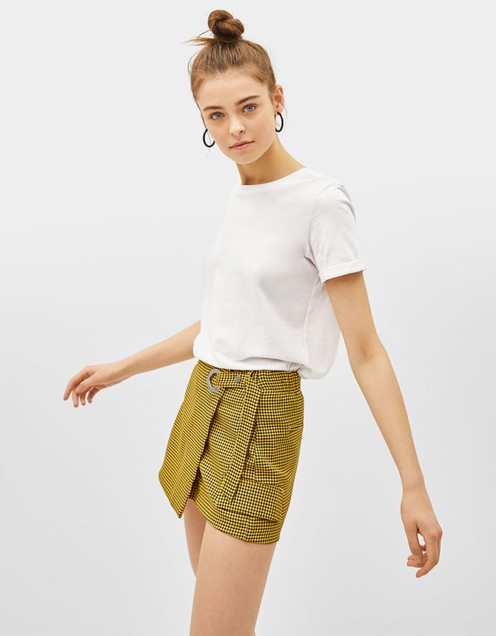 Short tipo falda con estampado de pata de gallo en amarillo y negro, 17,99 euros.