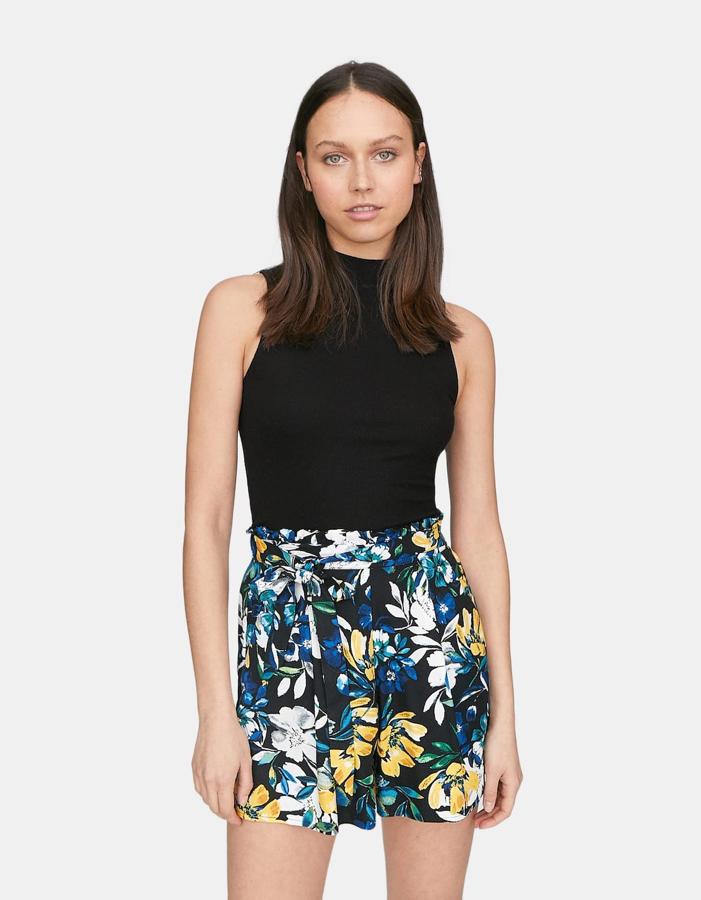 Short tipo fluido con estampado floral, 9,99 euros.