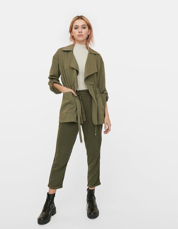 Trench fluido corto en color kaki, 35,99 euros.