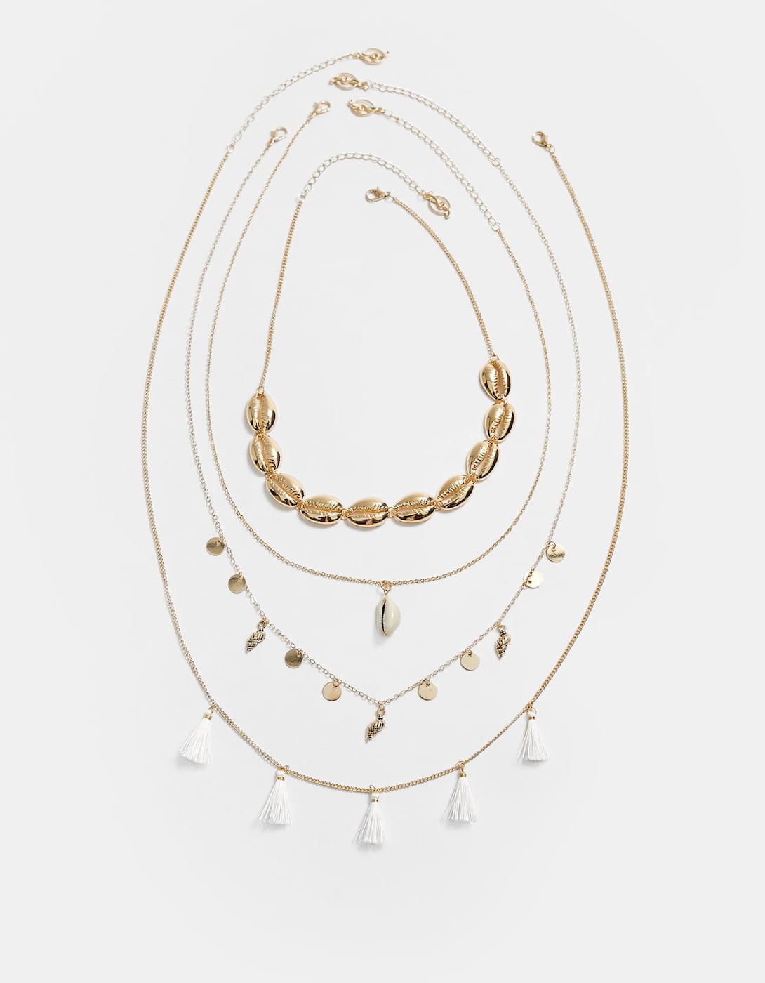 Las conchas ya fueron tendencia el año pasado y parece que vuelven con más fuerza que nunca entre todos los accesorios de la temporada: de bolsos y cinturones a pendientes y collares como este de Stradivarius. (7,99 euros).