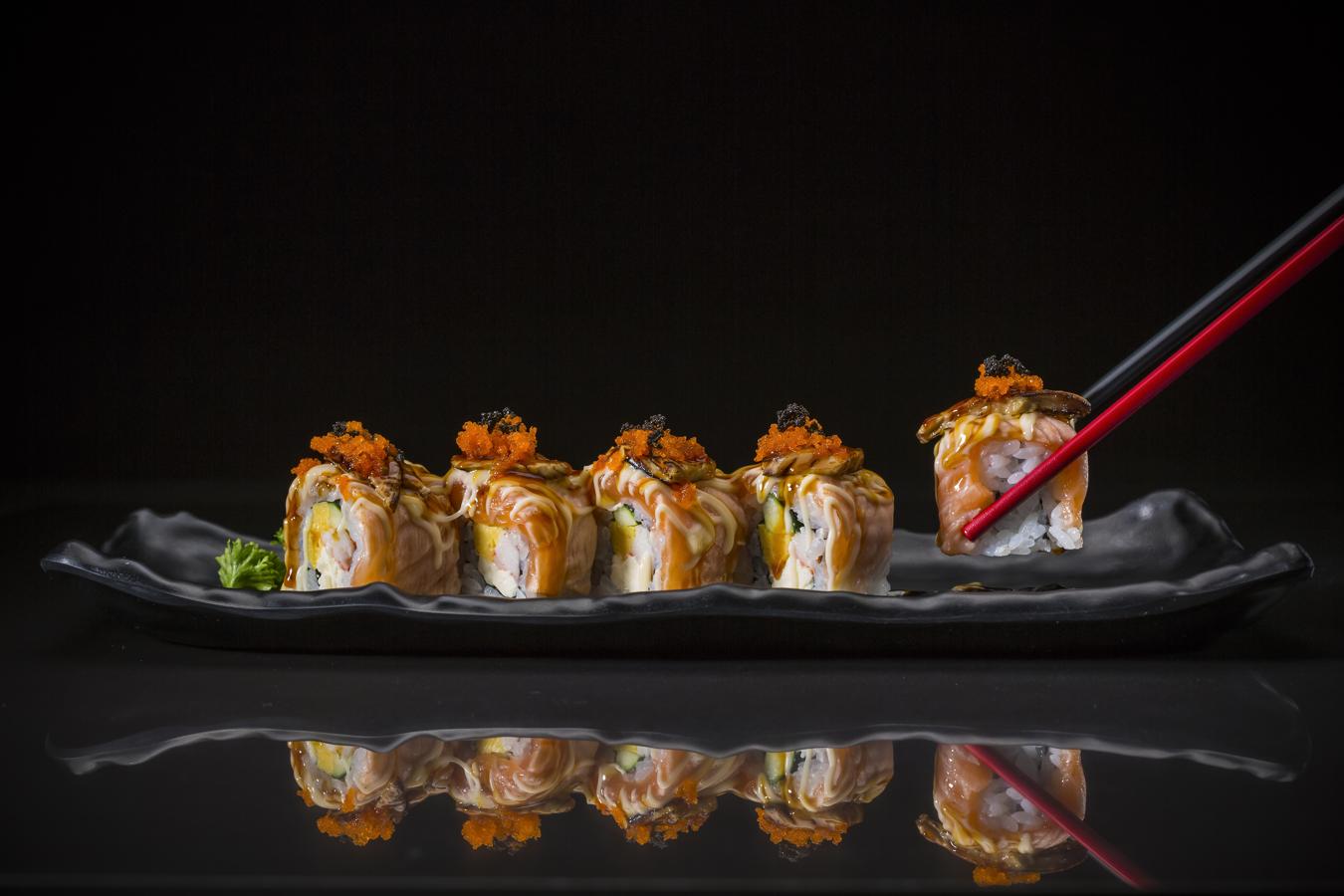 El problema del sushi es que en los lugares comerciales le añaden azúcar al arroz. Una vez más el consumo innecesario de azúcar nos hace daño. Vale la pena remarcar que el sushi es un alimento sano, pero que debemos controlar la cantidad de piezas que ingerimos. Cuidado con el exceso.