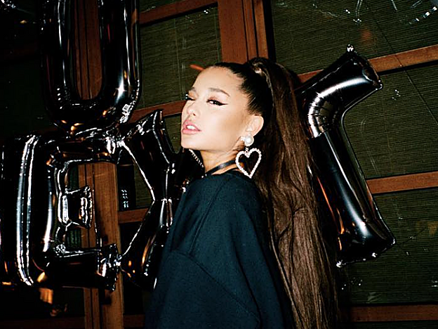 Ariana Grande con sus preciosos pendientes con forma de corazón.